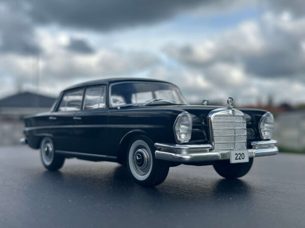 Model auta Mercedes 220 (W111)