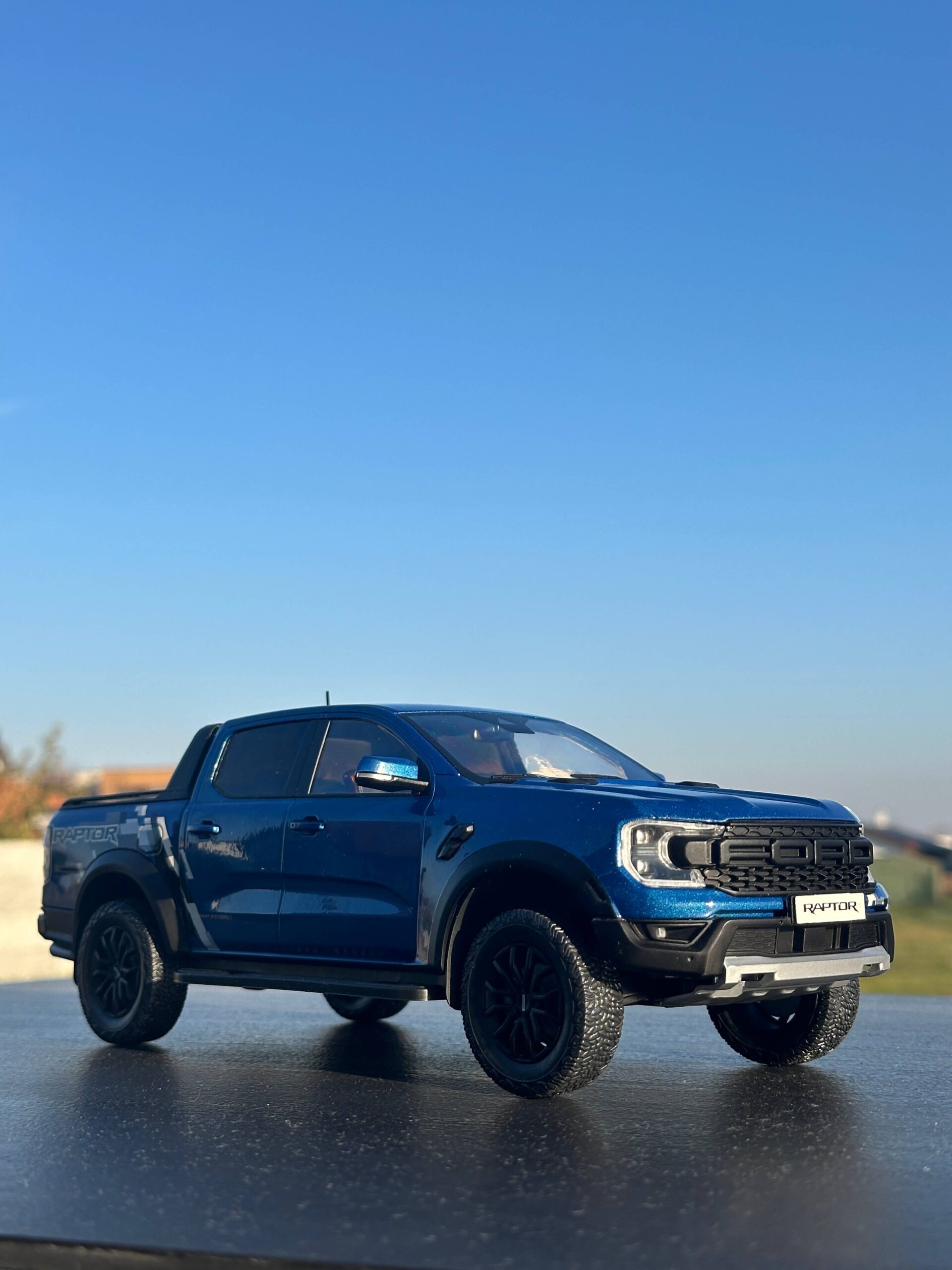 Model auta Ford Ranger Raptor, metalická-modrá, 2023. Mierka 1:18 ...