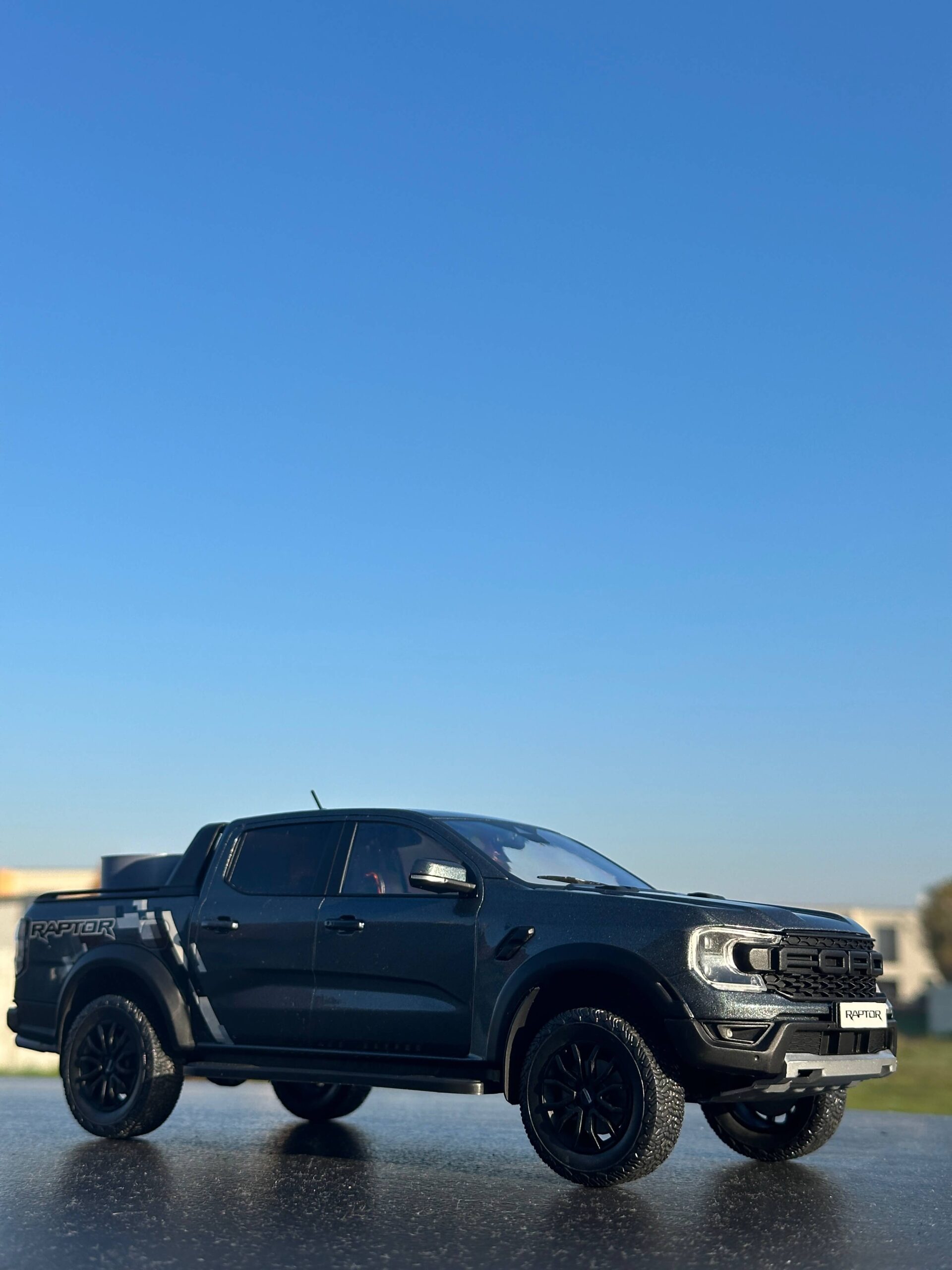 Model auta Ford Ranger Raptor, metalická-šedá/Dekor, 2023. Mierka 1:18 ...