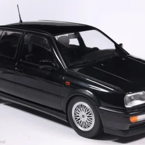 Model auta VW Vento VR6, čierna, 1992. Mierka 1:18.