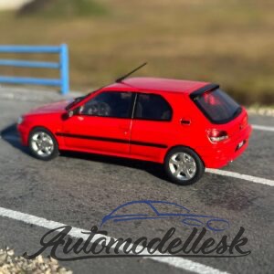 Model auta Peugeot 306 GTI S16, červená, 2002.