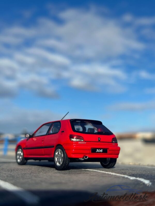 Model auta Peugeot 306 GTI S16, červená, 2002.