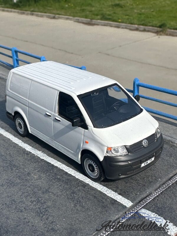 Model auta Volkswagen T5, biela, 2010