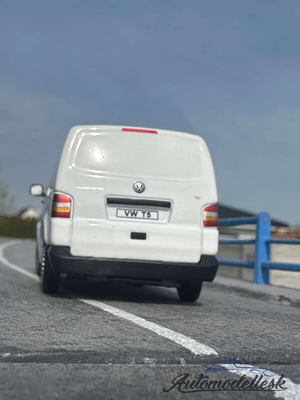 Model auta Volkswagen T5, biela, 2010