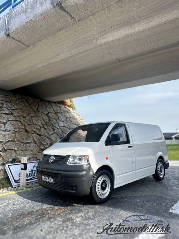 Model auta Volkswagen T5, biela, 2010