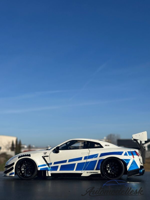 Model auta NISSAN GT-R (R35) W/ LIBERTY WALK BODY KIT 2.0 WHITE AND BLUE ST