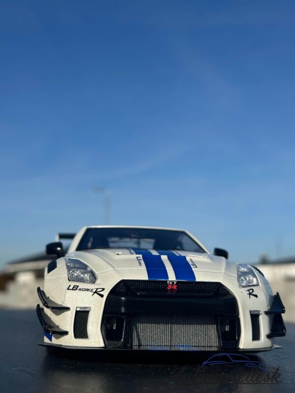Model auta NISSAN GT-R (R35) W/ LIBERTY WALK BODY KIT 2.0 WHITE AND BLUE ST
