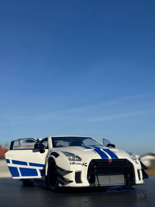 Model auta NISSAN GT-R (R35) W/ LIBERTY WALK BODY KIT 2.0 WHITE AND BLUE ST