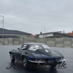 Model auta Chevrolet Corvette Stingray, čierna, 1963