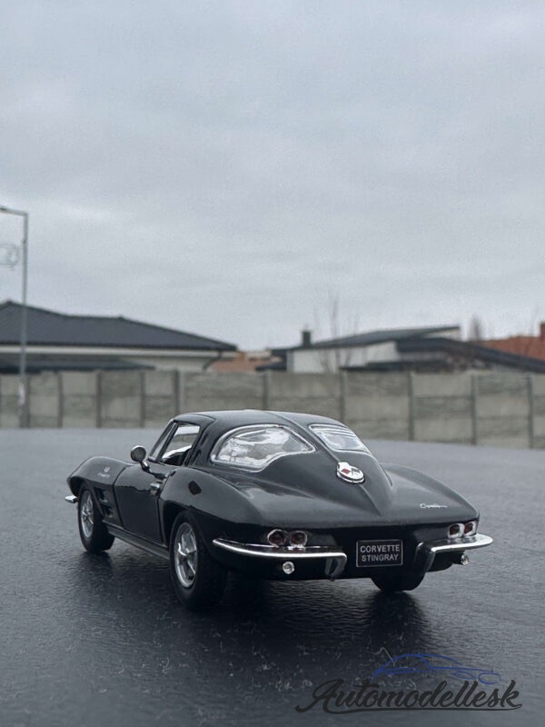 Model auta Chevrolet Corvette Stingray, čierna, 1963