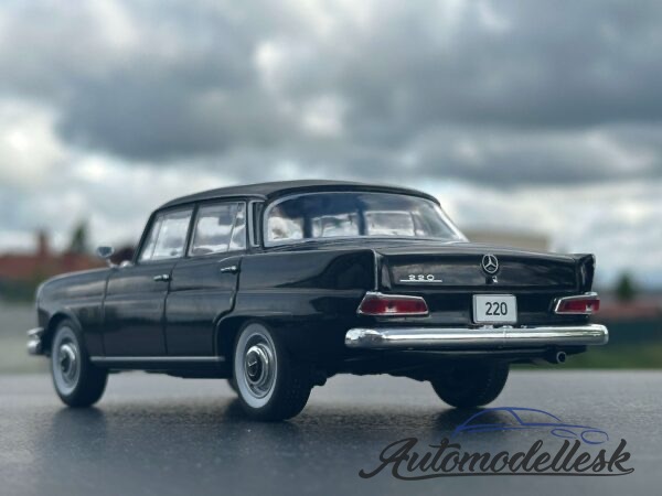 Model auta Mercedes 220 (W111)