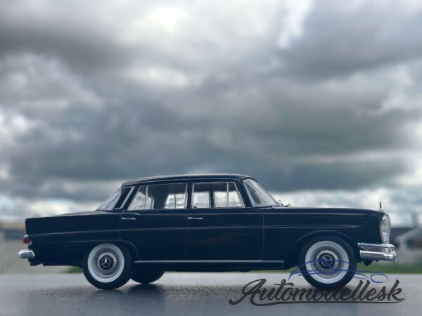 Model auta Mercedes 220 (W111)