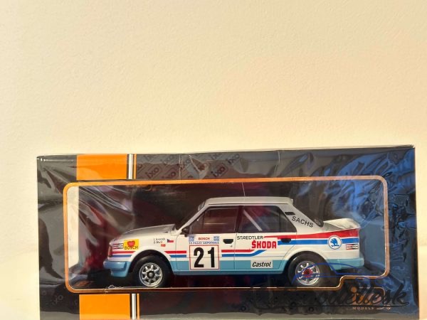 Model auta rally Škoda 130 LR