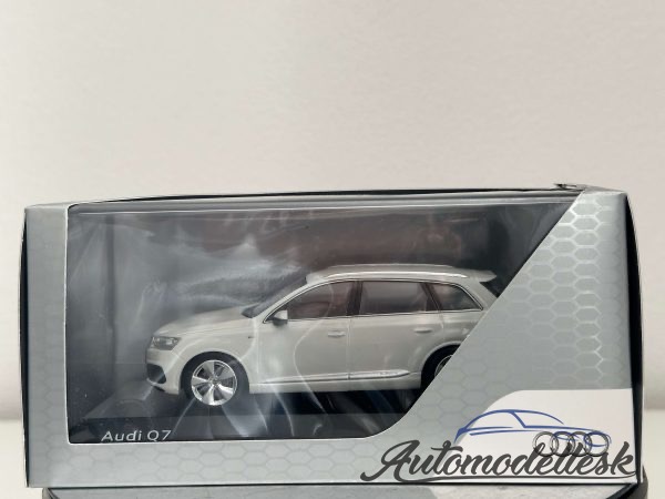 Model auta Audi Q7 2015