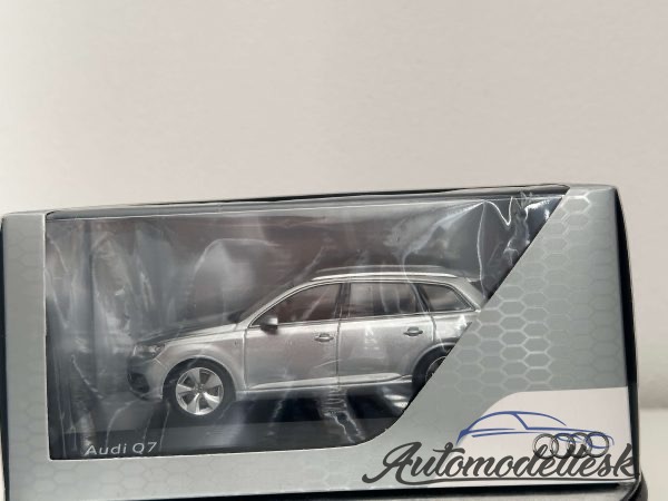 Model auta Audi Q7 2015,
