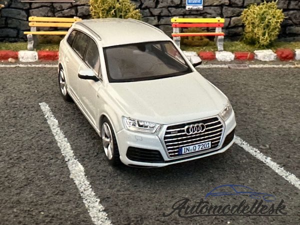 Model auta Audi Q7 2015