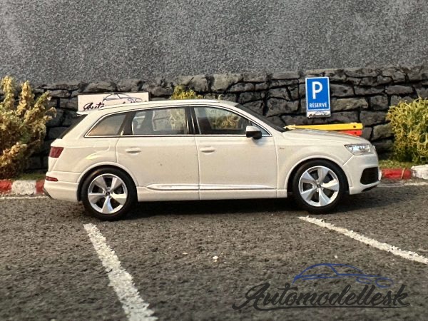 Model auta Audi Q7 2015