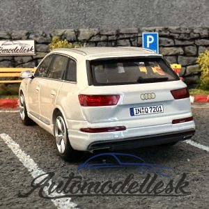 Model auta Audi Q7 2015