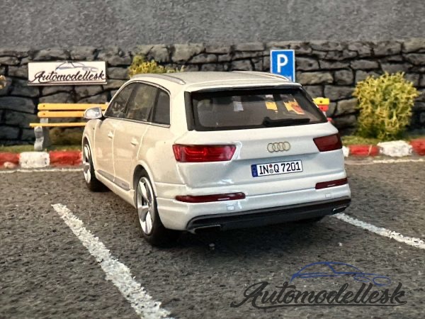 Model auta Audi Q7 2015