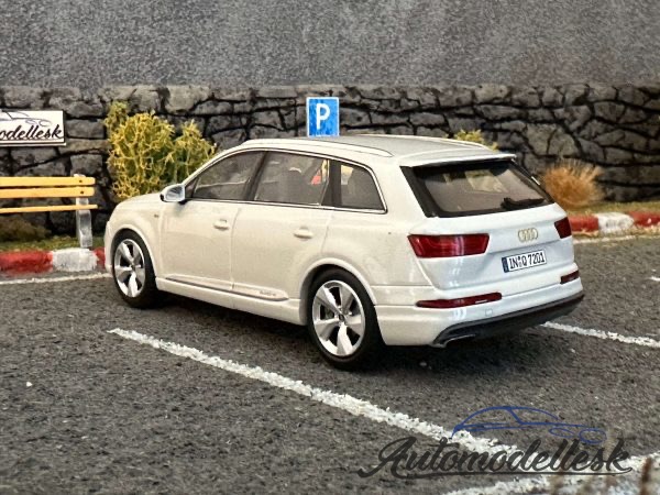 Model auta Audi Q7 2015