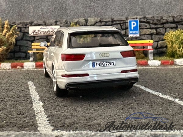 Model auta Audi Q7 2015
