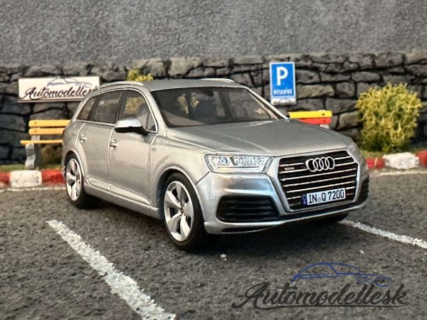 Model auta Audi Q7 2015,