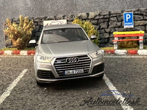 Model auta Audi Q7 2015,