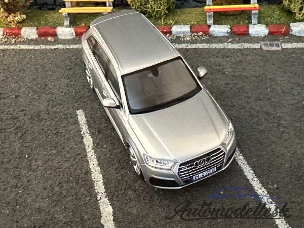 Model auta Audi Q7 2015,