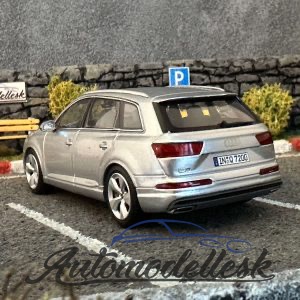 Model auta Audi Q7 2015,