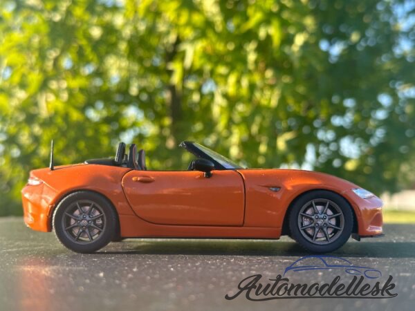 Model auta Mazda MX-5, oranžová 2019