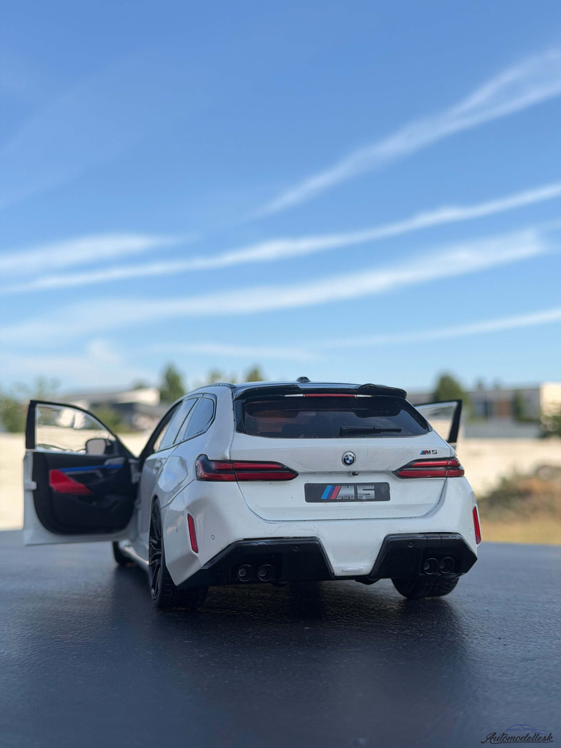 Model auta BMW M5 TOURING ALPINE WHITE SOLID 2025 Model auta BMW M5 TOURING ALPINE WHITE SOLID 2025