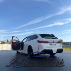 Model auta BMW M5 TOURING ALPINE WHITE SOLID 2025
