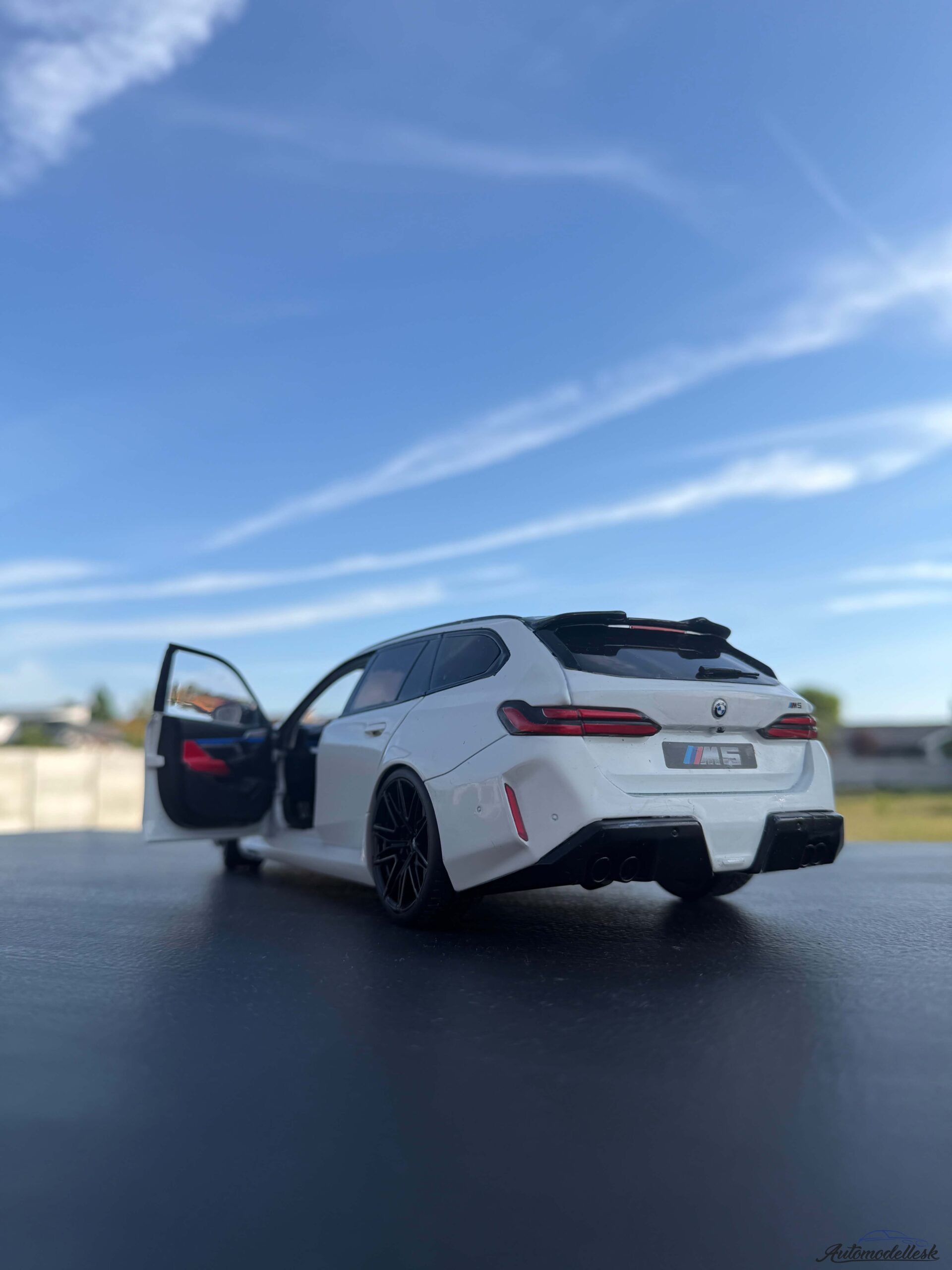 Model auta BMW M5 TOURING ALPINE WHITE SOLID 2025 Model auta BMW M5 TOURING ALPINE WHITE SOLID 2025