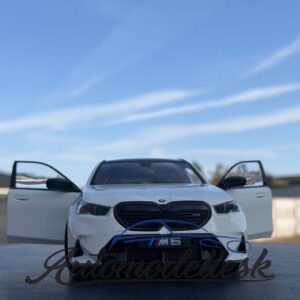 Model auta BMW M5 TOURING ALPINE WHITE SOLID 2025