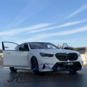 Model auta BMW M5 TOURING ALPINE WHITE SOLID 2025