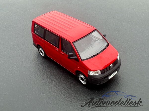 Model auta VW T5, 2003, červená. Mierka 1:43.