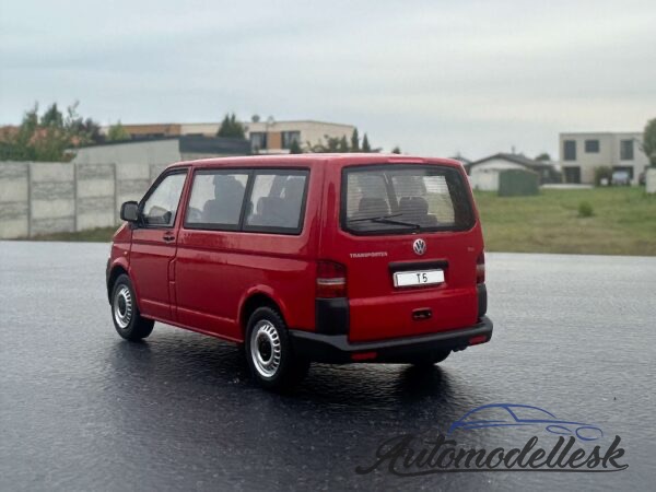 Model auta VW T5, 2003, červená. Mierka 1:43.