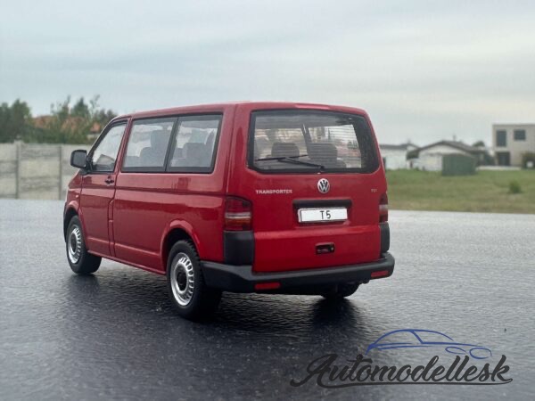Model auta VW T5, 2003, červená. Mierka 1:43.