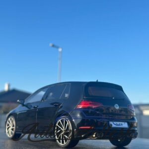 Model auta VOLKSWAGEN GOLF VII R 5 DOORS DEEP BLACK LC9X 2017