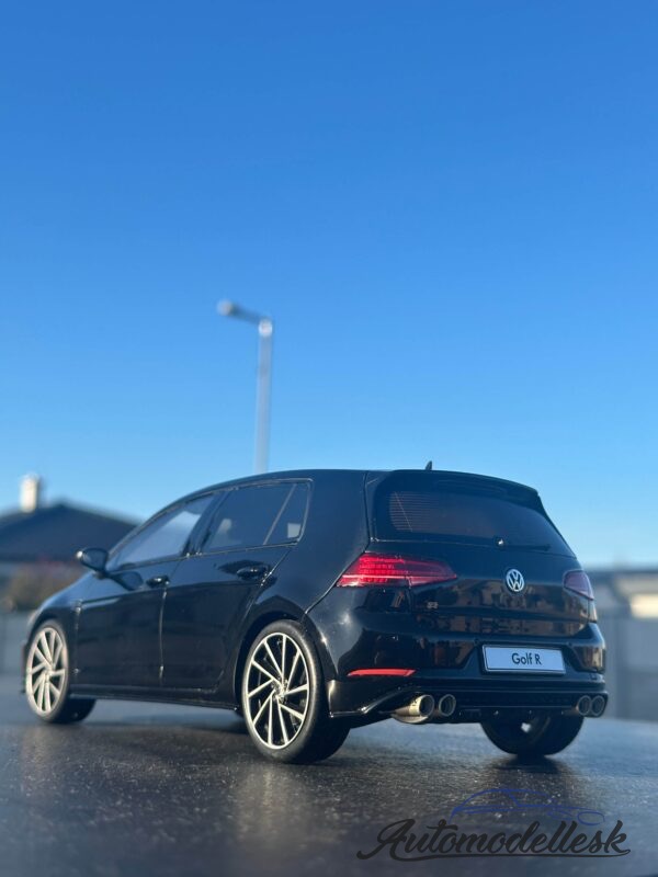 Model auta VOLKSWAGEN GOLF VII R 5 DOORS DEEP BLACK LC9X 2017
