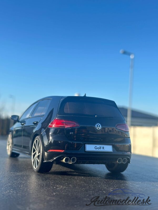 Model auta VOLKSWAGEN GOLF VII R 5 DOORS DEEP BLACK LC9X 2017