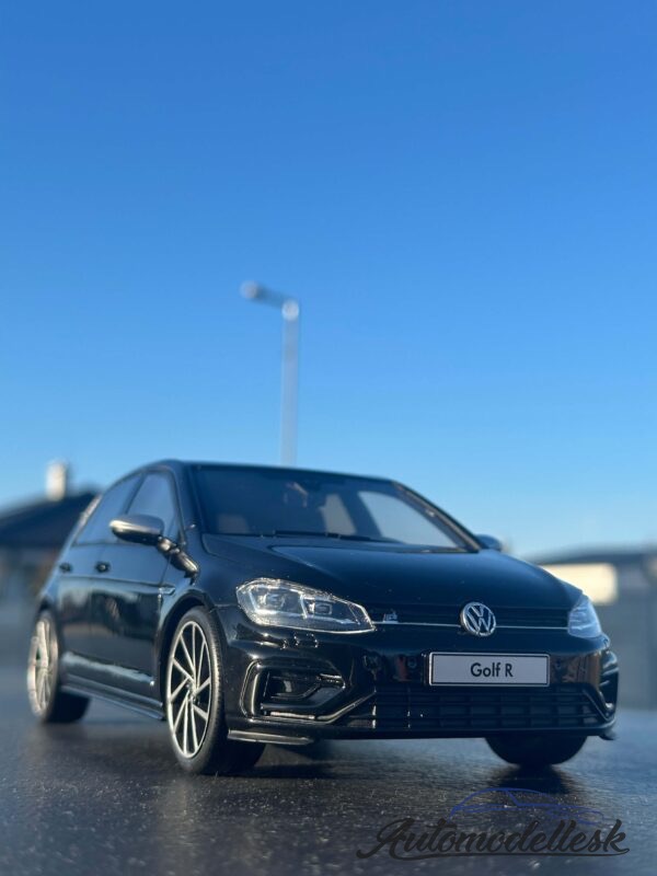 Model auta VOLKSWAGEN GOLF VII R 5 DOORS DEEP BLACK LC9X 2017