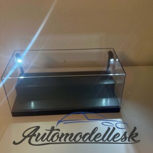Plexisklová vitrína s LED osvetlením pre modely v mierke 1:24 a 1:43