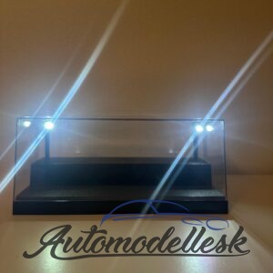 Plexisklová vitrína s LED osvetlením pre modely v mierke 1:24 a 1:43