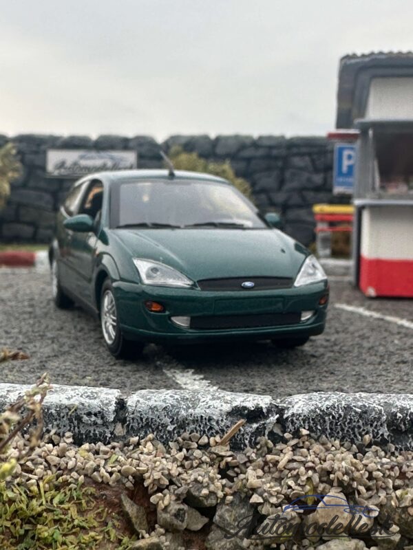 Model auta Ford Focus 2-dverové, metalická zelená, 1998
