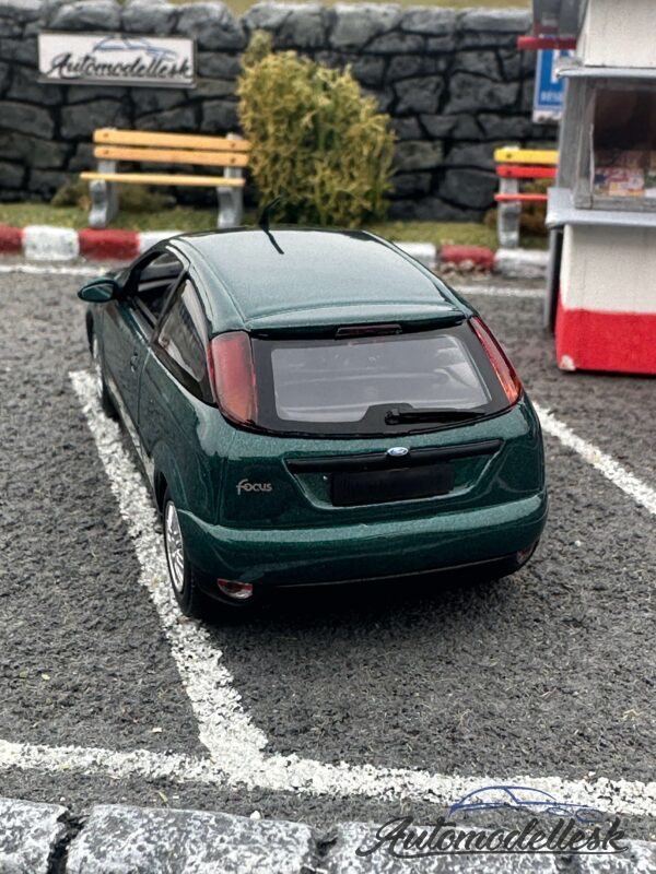 Model auta Ford Focus 2-dverové, metalická zelená, 1998