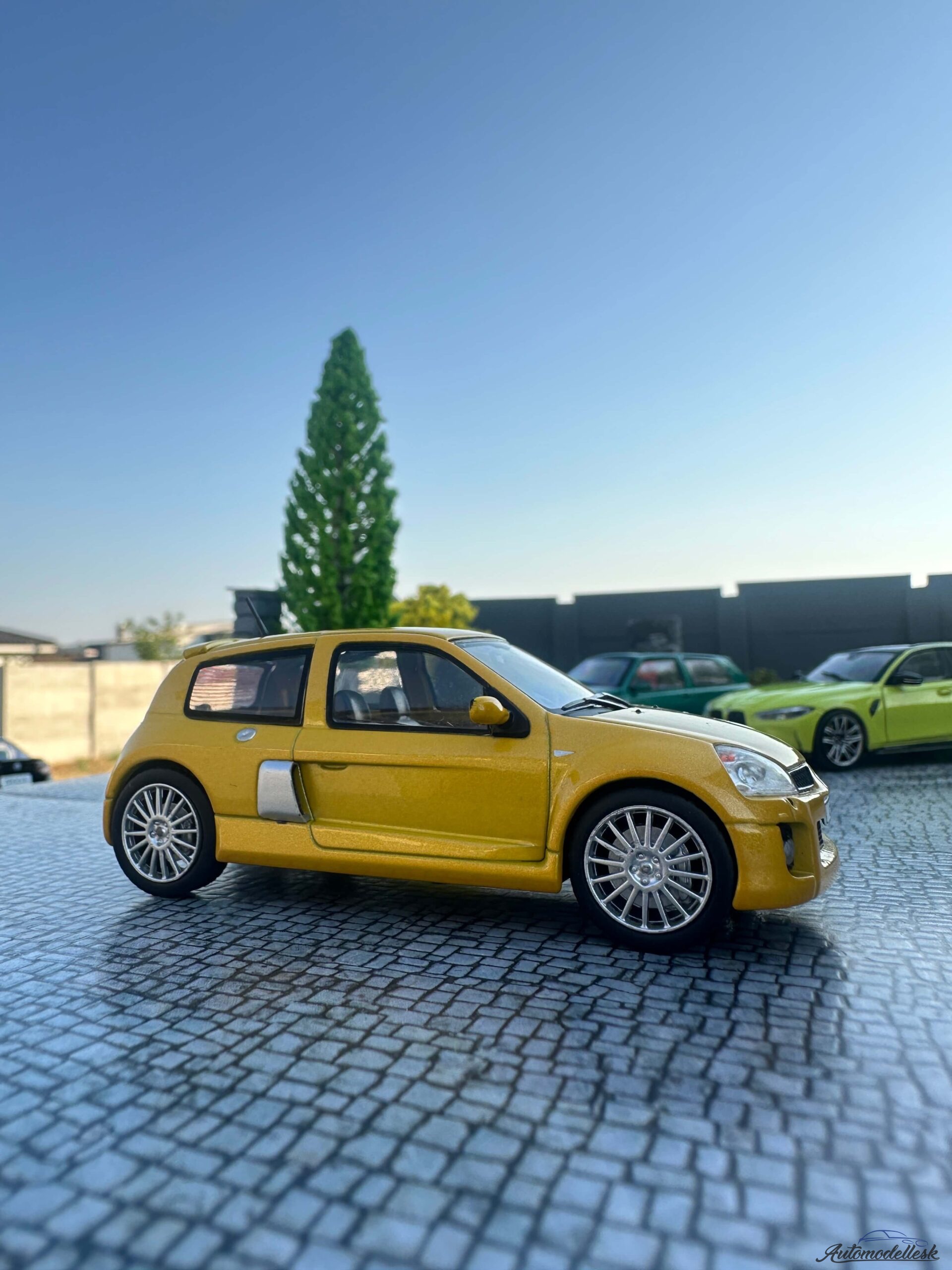Model auta Renault Clio V6 PH.2 Jaune Sirius, 2003 Model auta Renault Clio V6 PH.2 Jaune Sirius, 2003