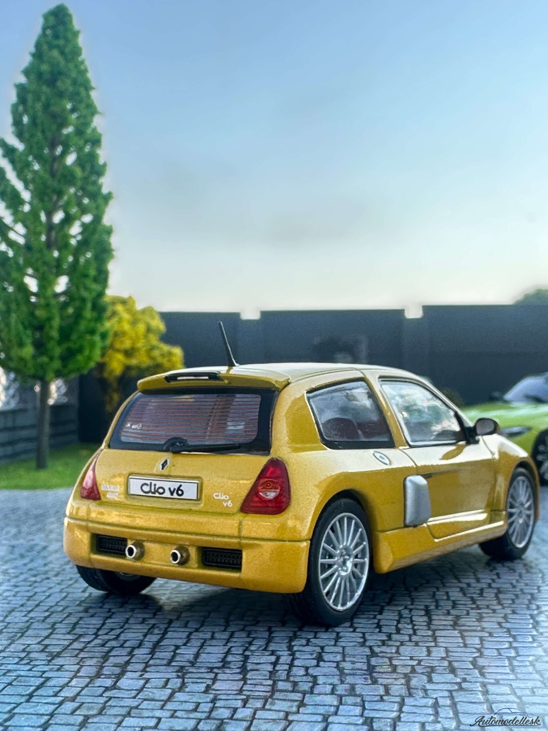 Model auta Renault Clio V6 PH.2 Jaune Sirius, 2003 Model auta Renault Clio V6 PH.2 Jaune Sirius, 2003