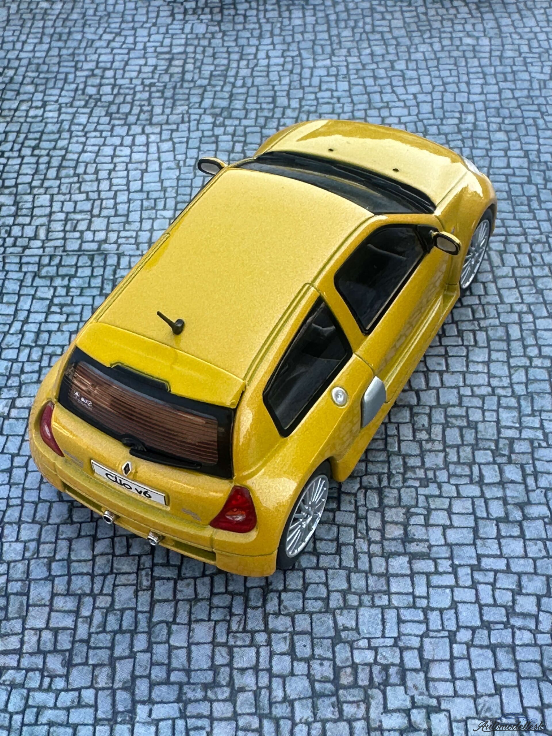 Model auta Renault Clio V6 PH.2 Jaune Sirius, 2003 Model auta Renault Clio V6 PH.2 Jaune Sirius, 2003