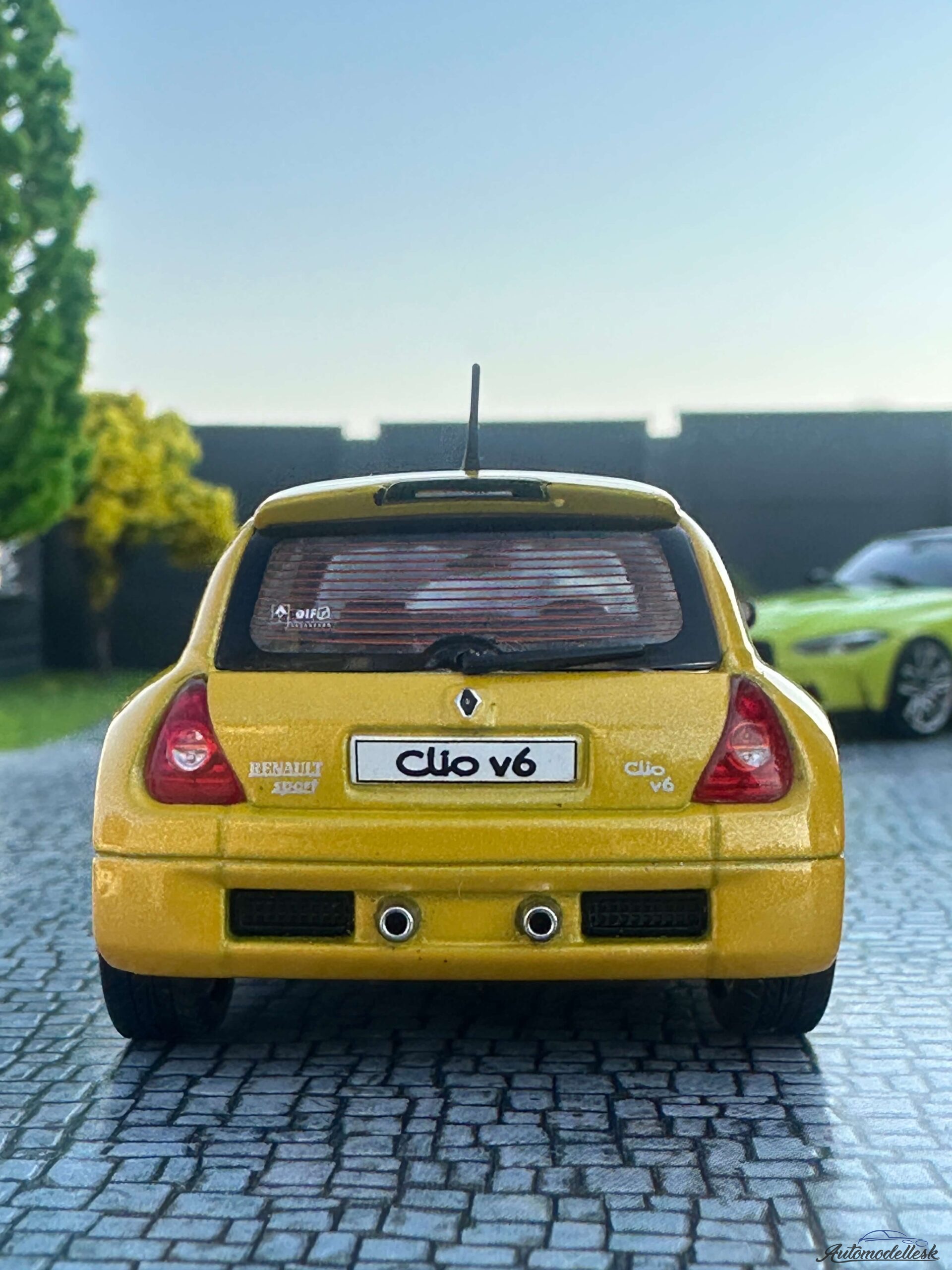 Model auta Renault Clio V6 PH.2 Jaune Sirius, 2003 Model auta Renault Clio V6 PH.2 Jaune Sirius, 2003